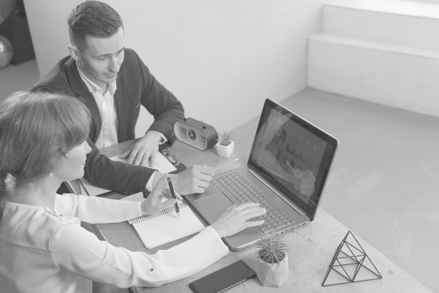 Estudiante analizando datos financieros